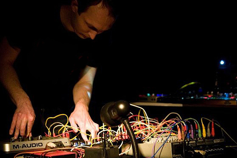 *Technozoo:* короткое замыкание или метод тыка