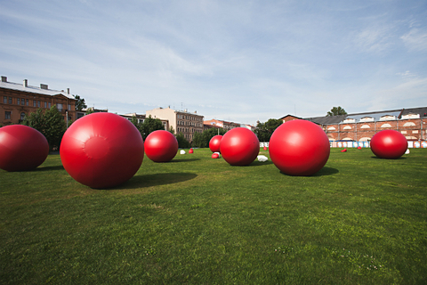 *«Главное для современного художника — не превратиться в товар»:* кураторы, писатели и искусствоведы о мировом культурном контексте