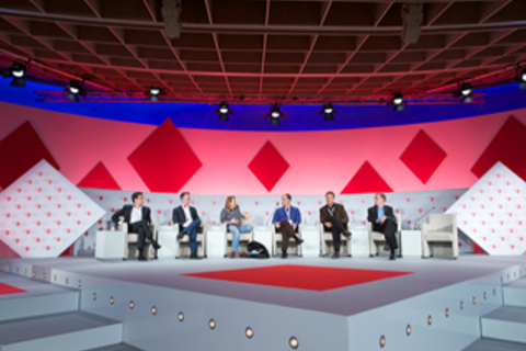 Лучшие конференции осени: *политический дискурс в австрийском замке, стартапы в Париже и космос в Токио* 