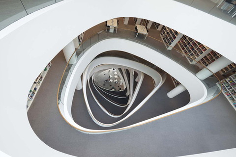 Визуальный ряд: *история спецэффектов, наскальная живопись и жизнь Эйнштейна*