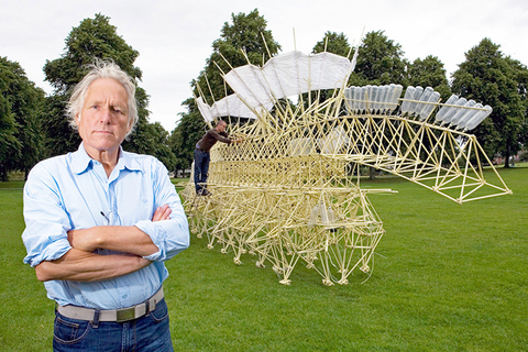 «В основе мира лежит невероятно простая система»: *художник Тео Янсен о чуде жизни и загадке творения*