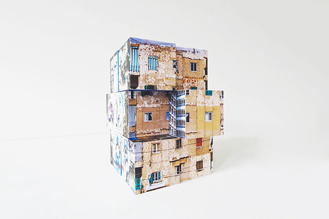 «[Сингулярность](http://theoryandpractice.ru/posts/6981-chto-takoe-singulyarnost-ili-pochemu-istoriya-chelovechestva-odnazhdy-stanet-nepredskazuemoy) не оправдает надежд технооптимистов»: *профессор Бенджамин Брэттон о будущем*