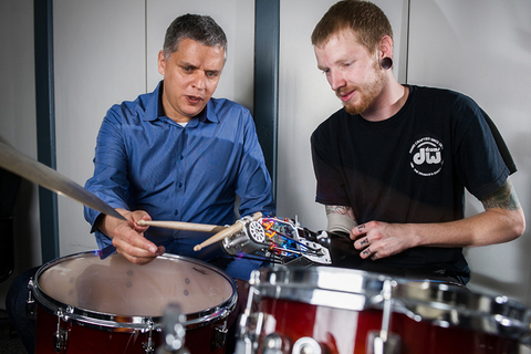 Оркестр роботов: *изобретатель Гил Вайнберг — о музыкальной коллаборации человека с машиной* Оркестр роботов: *изобретатель Гил Вайнберг — о музыкальной коллаборации человека с машиной*