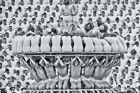 Орнамент массы: *Зигфрид Кракауэр о потере индивидуальности*