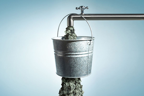 Золото, инфляция и мировой заговор: *экономист объясняет, почему нельзя просто напечатать много денег*