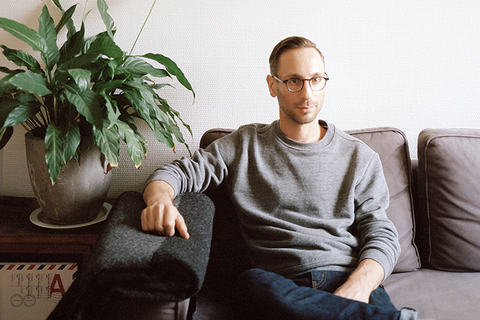 «Сначала мы строим архитектуру, а потом она строит нас»: *Элиас Редстоун о бумажных журналах и красоте банальности*