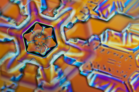 Просто о сложном: *почему у снежинки шесть углов, а фрукты на рынке раскладывают в форме пирамиды* Просто о сложном: *почему у снежинки шесть углов, а фрукты на рынке раскладывают в форме пирамиды*