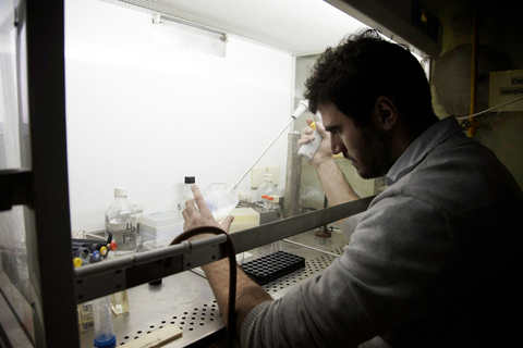 Молодые ученые: *иммунолог Мурад Вагида* Молодые ученые: *иммунолог Мурад Вагида*