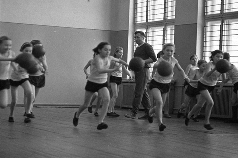 Форму забыл: откуда взялась физкультура и какие нормативы сдают нынешние школьники Форму забыл: откуда взялась физкультура и какие нормативы сдают нынешние школьники