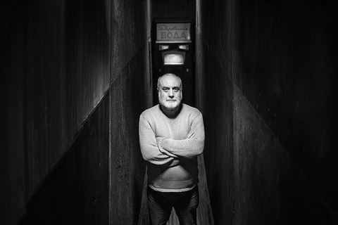 «Искусство превратило меня в человеческое существо»: Владимир Мирзоев о мужчинах-управленцах и тенденции все упрощать