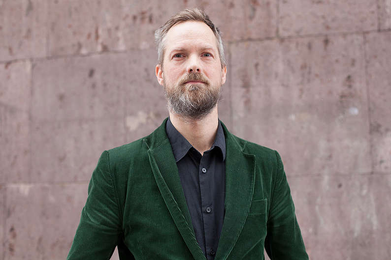 «Люди любят истории больше фактов»: писатель Бор Стенвик о лжи, самозванцах и фейковых новостях