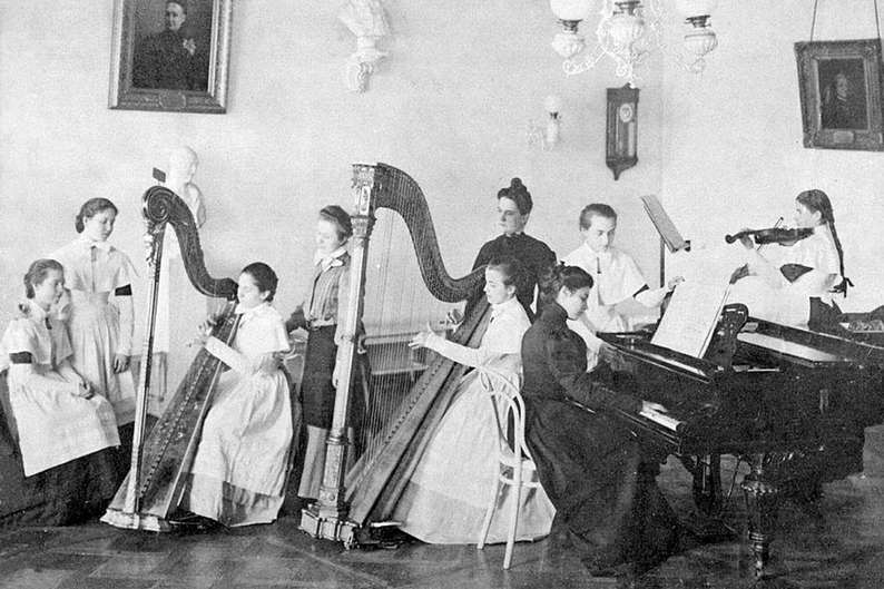 Хроники Смольного: как жили и учились в Институте благородных девиц Хроники Смольного: как жили и учились в Институте благородных девиц