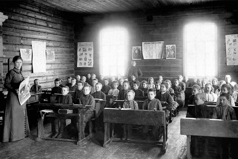 «Спешу коньчить писать так как надо учить уроки»: о чем страдали учащиеся царской и советской России