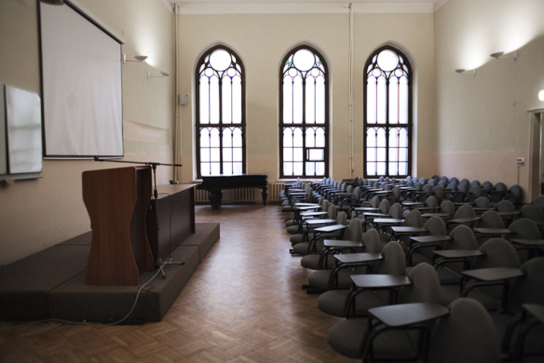 «Никто не думал прекращать учебу»: как Европейский университет пережил год без лицензии «Никто не думал прекращать учебу»: как Европейский университет пережил год без лицензии