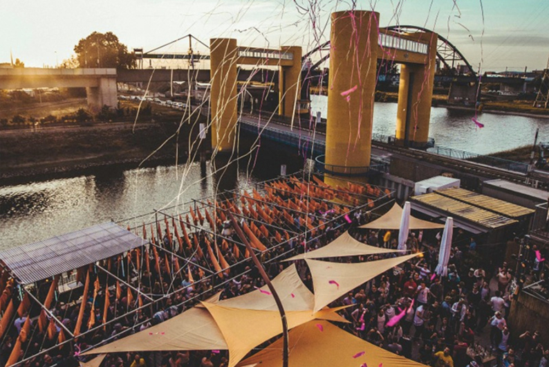 “Властям нужны только цифры”: первый ночной мэр Германии — о том, как "продать" рейвы консерваторам “Властям нужны только цифры”: первый ночной мэр Германии — о том, как "продать" рейвы консерваторам