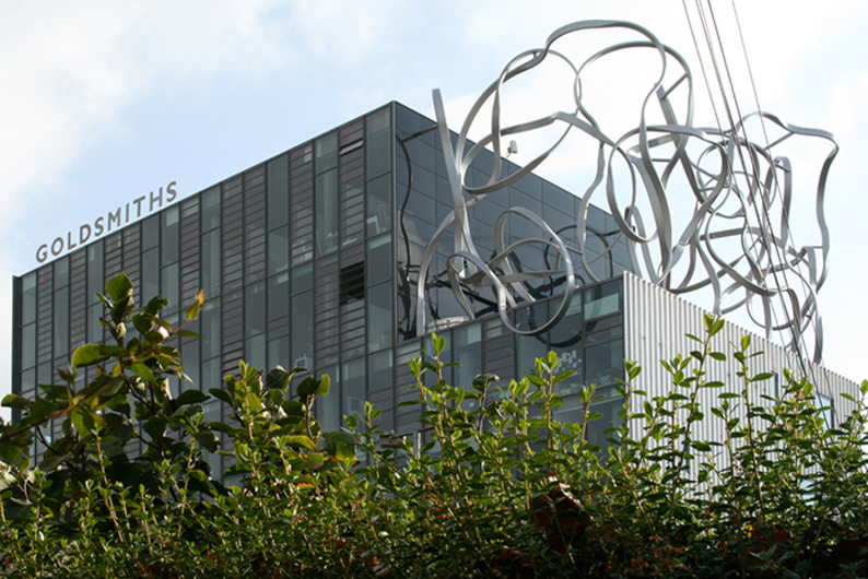 «Больше не буду делать выставки на коленке»: как учеба в Goldsmiths не только дала знания, но и задала планку