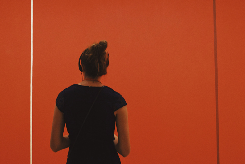 Спектакль в ванной и путешествие в Испанию: куда сходить на этих выходных онлайн и офлайн