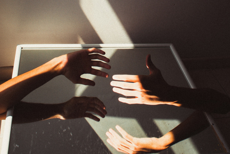 «Посмотри мне в глаза и скажи правду»: мифы о языке тела, в которые до сих пор верят