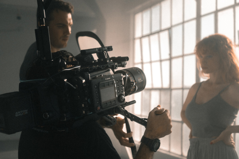 «Кино не рассказывает истории, кино их показывает»: чем занимается оператор-постановщик