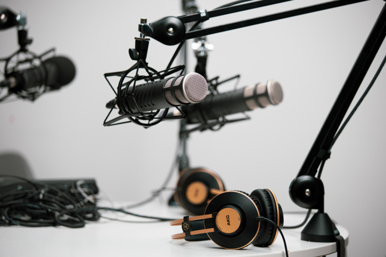 «Послушайте!»: 10 новых подкастов 2021 года