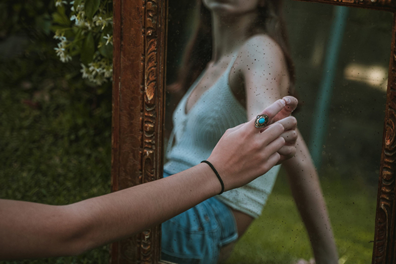 Как не сойти с ума из-за своего отражения в зеркале, или Что такое дисморфофобия?