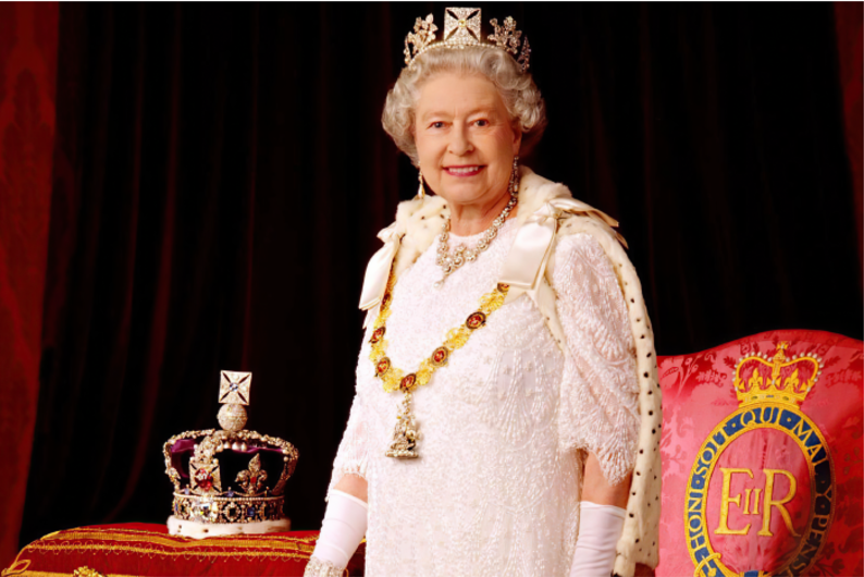 Корги, шляпки и механик: 7 фактов о королеве Елизавете II