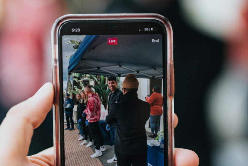 В поисках настоящего: почему нас привлекают прямые эфиры? 