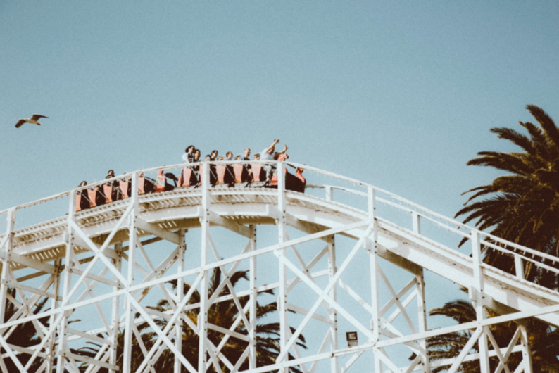 Вместо эмоциональных качелей: почему полезно кататься на американских горках? 