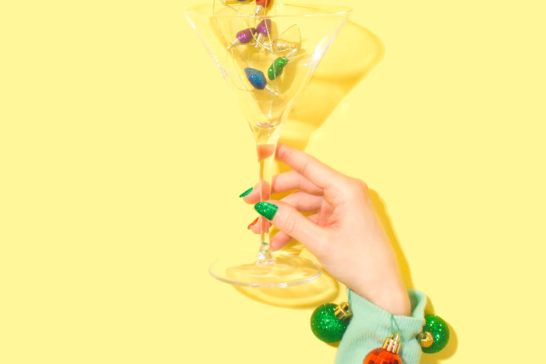 Разбитые тарелки и ночь на кладбище: как встречают Новый год в других странах?