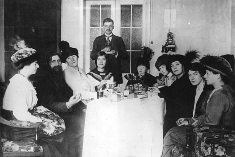 Простая русская женщина и ее непростая судьба: жизнь Марии Распутиной