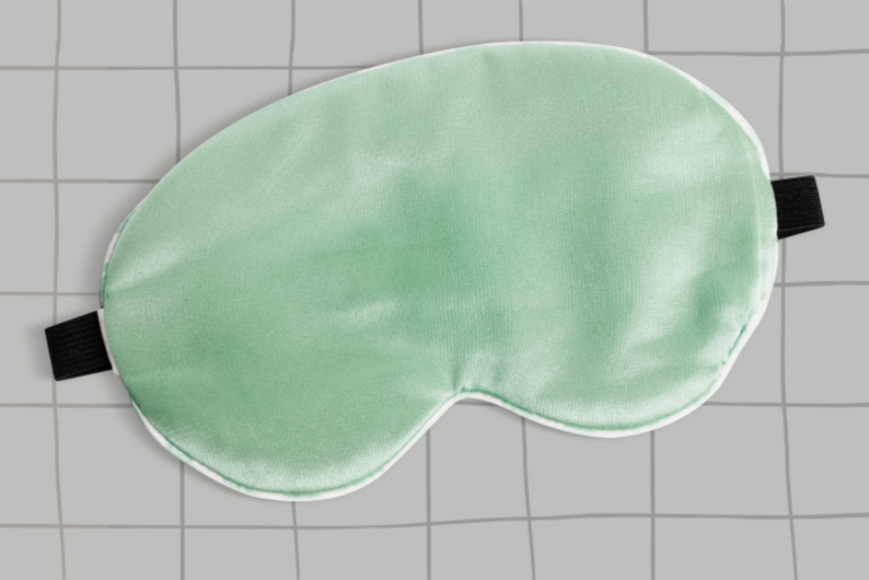 Утяжеленное одеяло, маска или беруши: разбираемся в аксессуарах для сна